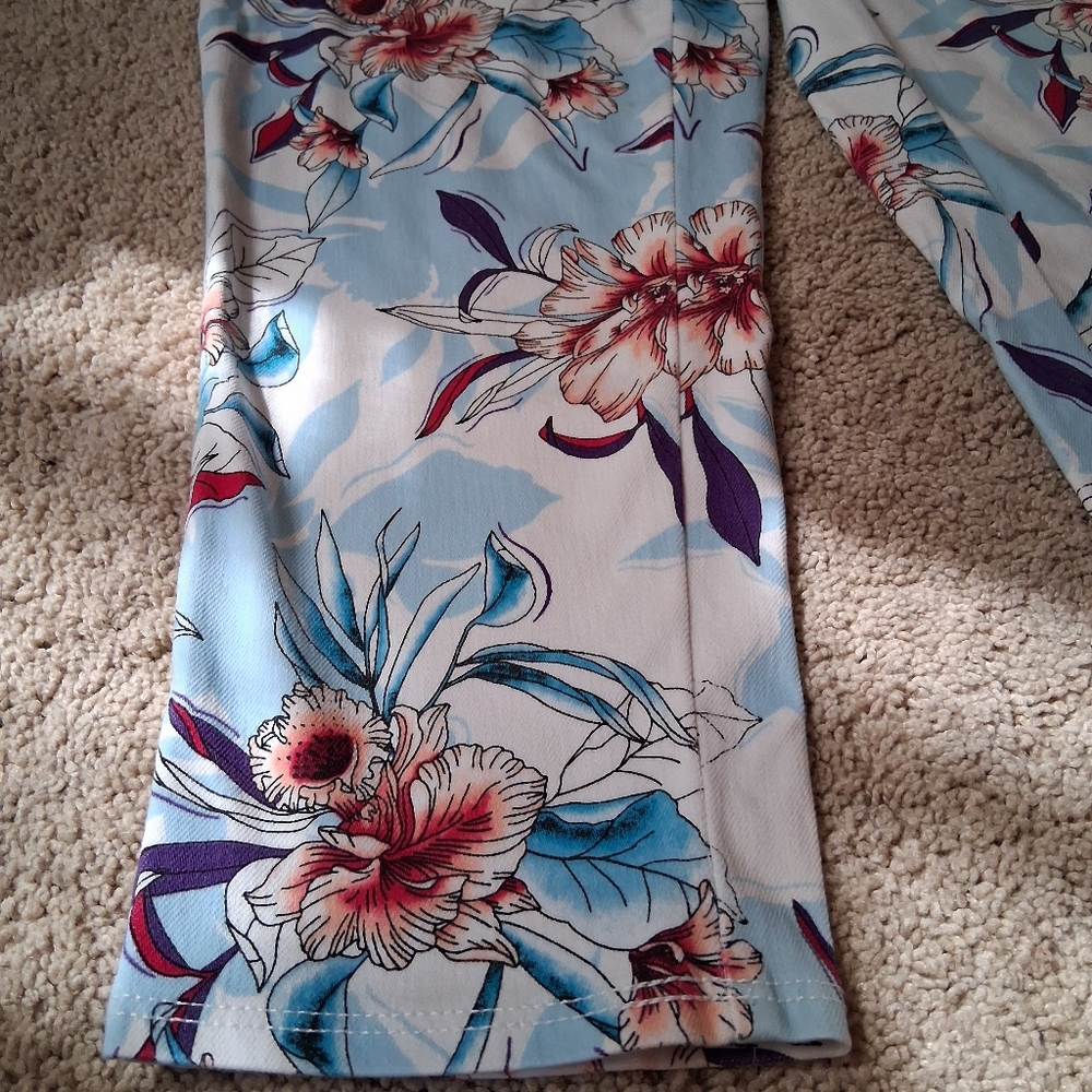 Floral Print Capris - Picture 3 of 9